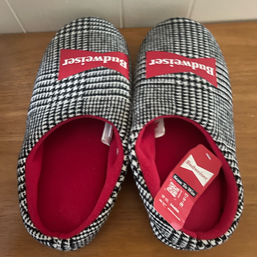 New With Tags, Men’s Size L/XL Budweiser Slippers